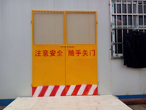 施工电梯防护门工程案例