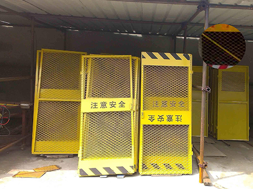 施工电梯防护门工程案例
